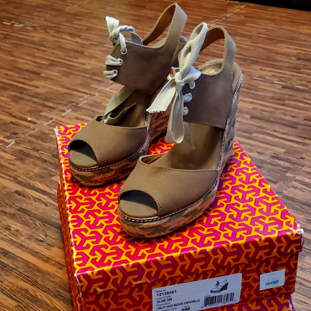 TORY BURCH 
Linley Canvas Espadrilles